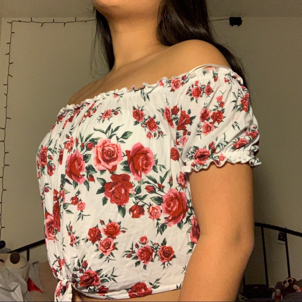 OFF SHOULDER ROSE CROP TOP🌹